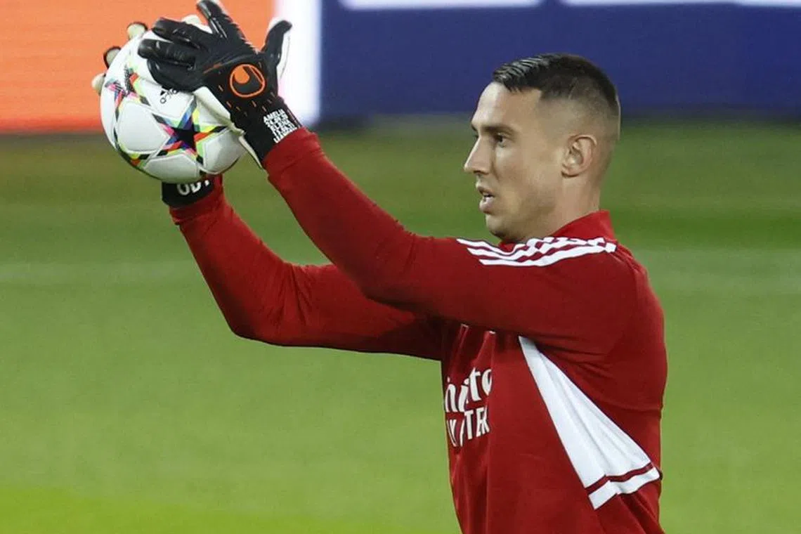 FILE PHOTO: Soccer Football - Champions League - Benfica Training - Parc des Princes, Paris, France - October 10, 2022 Benfica's Odysseas Vlachodimos during training REUTERS/Gonzalo Fuentes/File photo