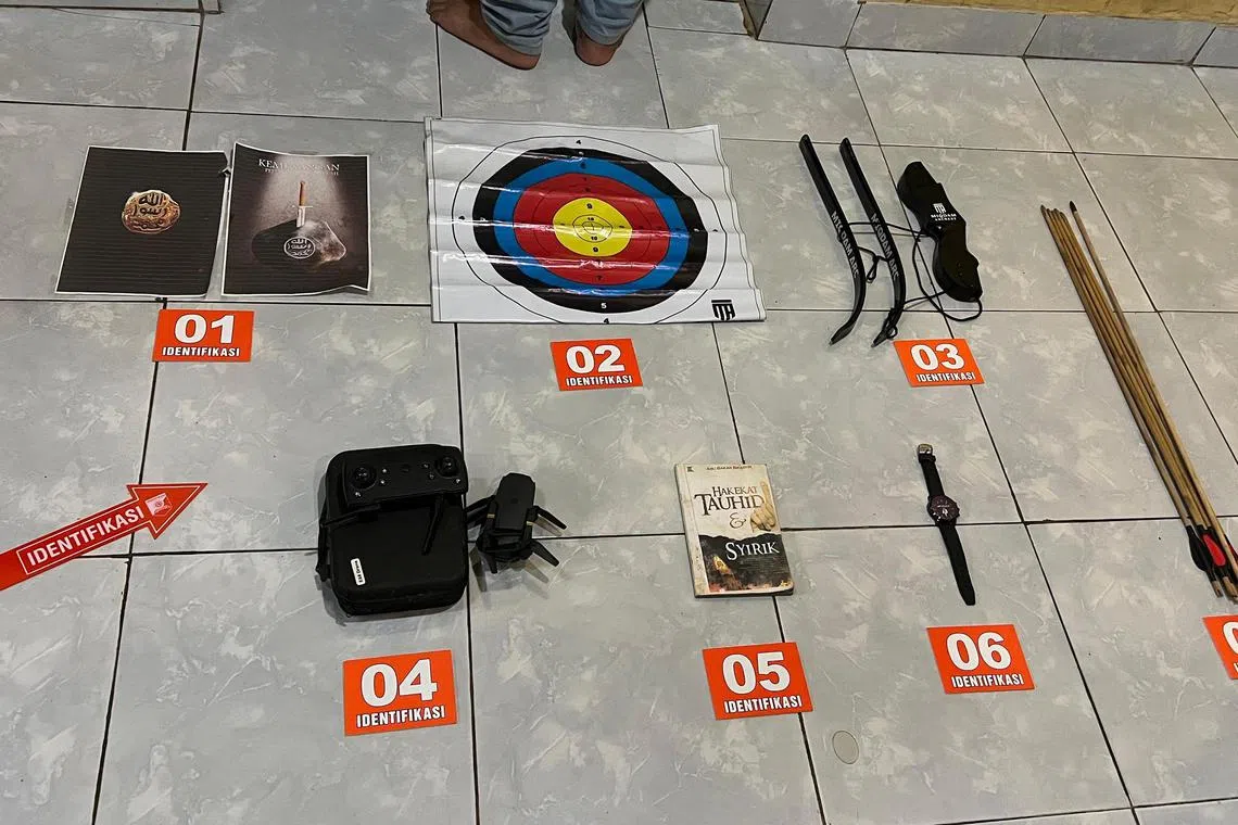 wyattack - Weapons, a drone, ISIS leaflets confiscated from the house of one of the militants who had planned to attack Pope Francis during his visit to Jakarta Sept 3-6. 

Credit: photo from police source