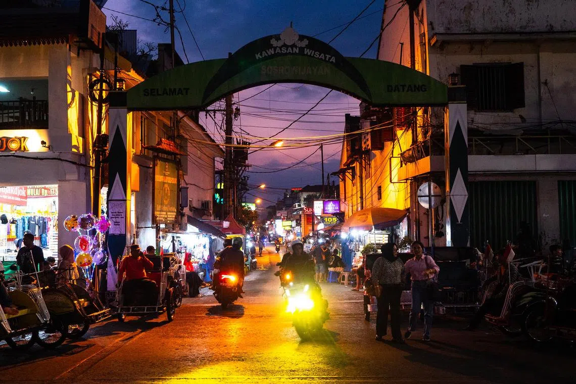 lryogya - Jalan Malioboro.



Credit: Josh Edwards