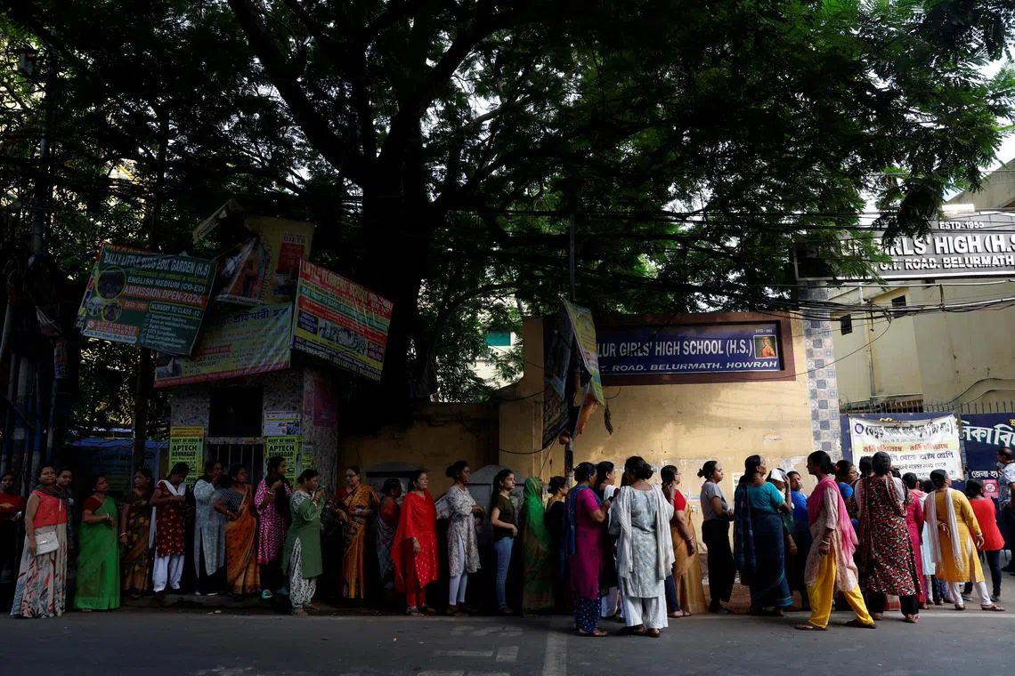 Women wait to enter a polling station to cast their votes during the fifth phase of India’s general election in Howrah district of the eastern state of West Bengal, India, May 20, 2024. REUTERS/Sahiba Chawdhary