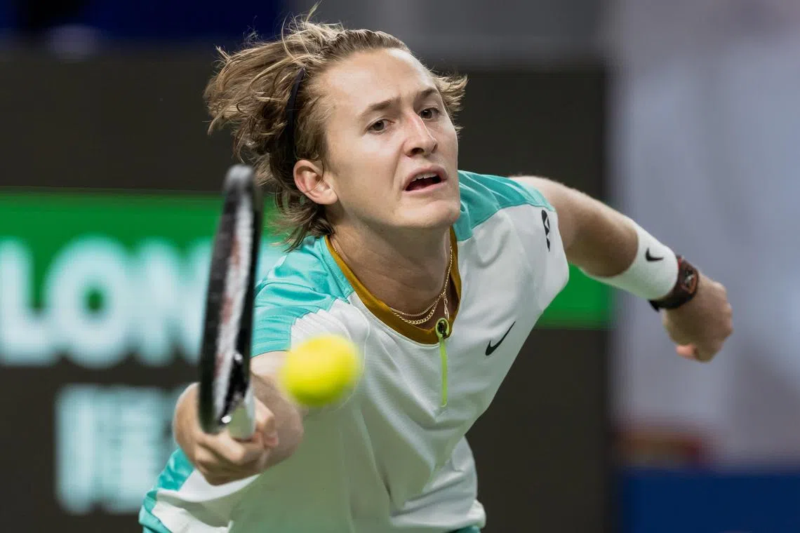 epa10914757 Sebastian Korda of USA in action during his quarterfinal match against Ben Shelton of USA at the Shanghai Masters tennis tournament, Shanghai, China, 12 October 2023.  EPA-EFE/ALEX PLAVEVSKI