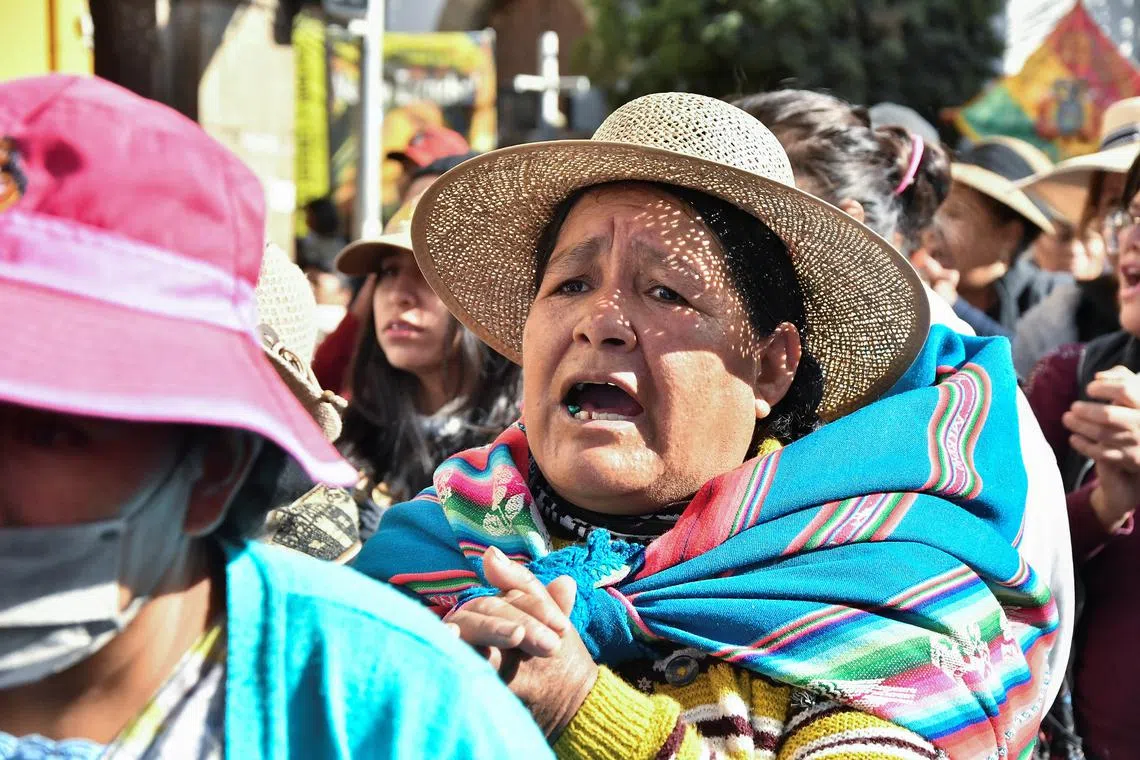 Shopkeepers and members of unions protest over shortages of hard currency and petrol at gas stations, in Cochabamba, Bolivia August 12, 2024. REUTERS/Patricia Pinto