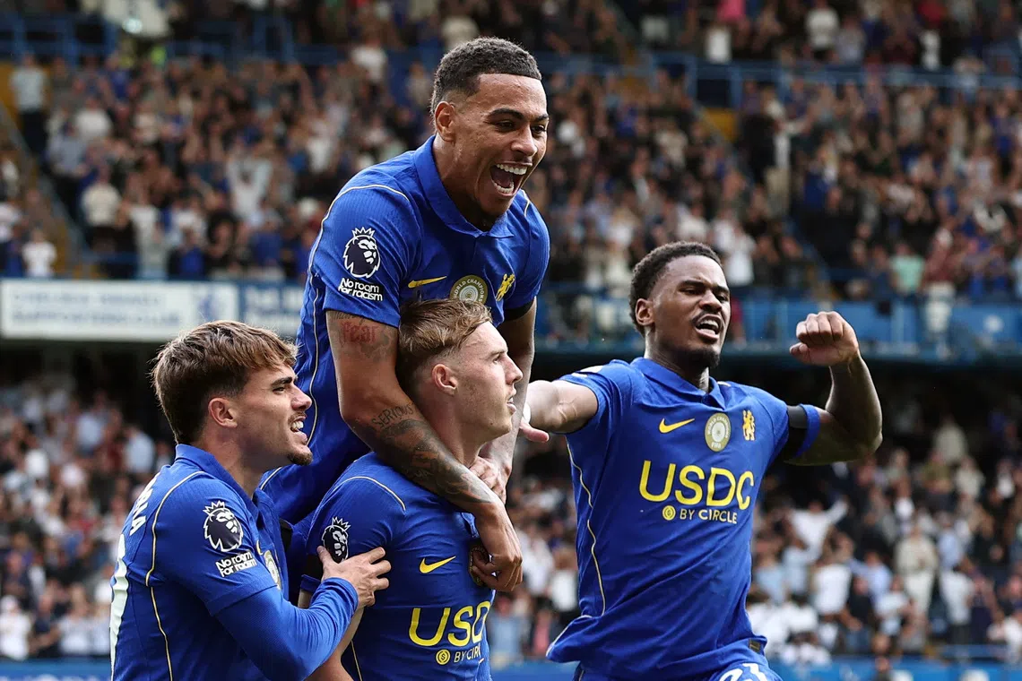 Soccer Football - Premier League - Chelsea v Brighton & Hove Albion - Stamford Bridge, London, Britain - August 30, 2026 Chelsea's Cole Palmer celebrates scoring their fourth goal with Morgan Rogers, Jorrel Hato and Pep Chavarria REUTERS/David Klein