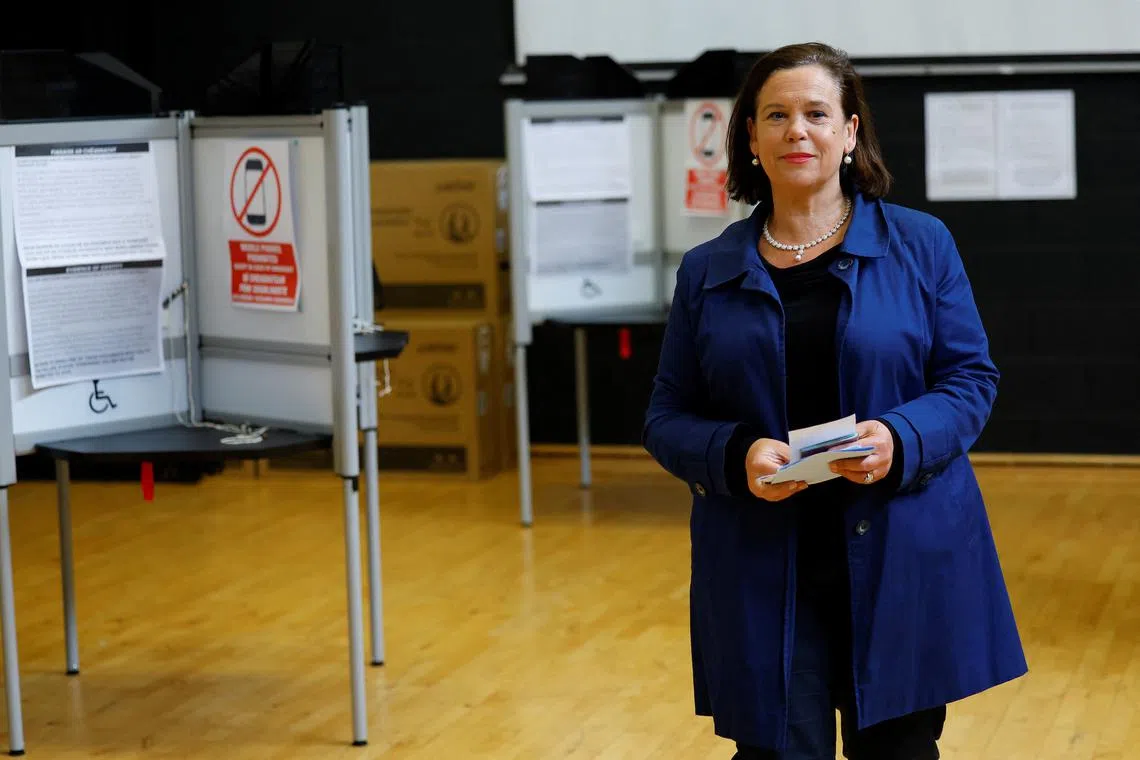 FILE PHOTO: Sinn Fein President Mary Lou McDonald holds a completed ballot paper as she walks towards the ballot box to cast her vote on the day of the European Union's parliamentary and Ireland's local elections, in Dublin, Ireland, June 7, 2024. REUTERS/Clodagh Kilcoyne/File Photo