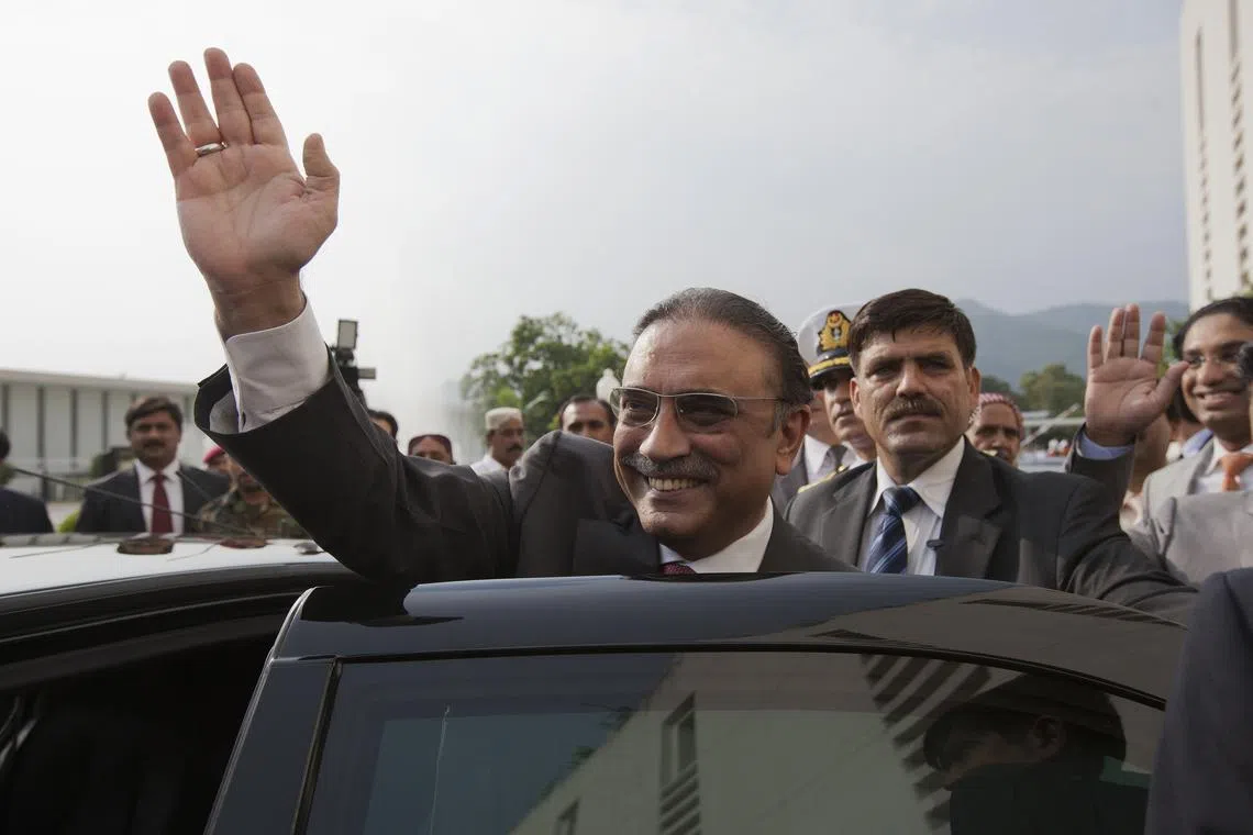 FILE PHOTO: Pakistan's outgoing President Asif Ali Zardari waves as he leaves after a farewell ceremony at the President House in Islamabad September 8, 2013. REUTERS/Mian Khursheed/File Photo