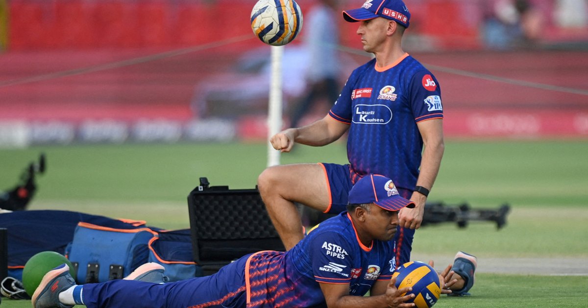 Jayawardene leaves role as Mumbai Indians head coach
