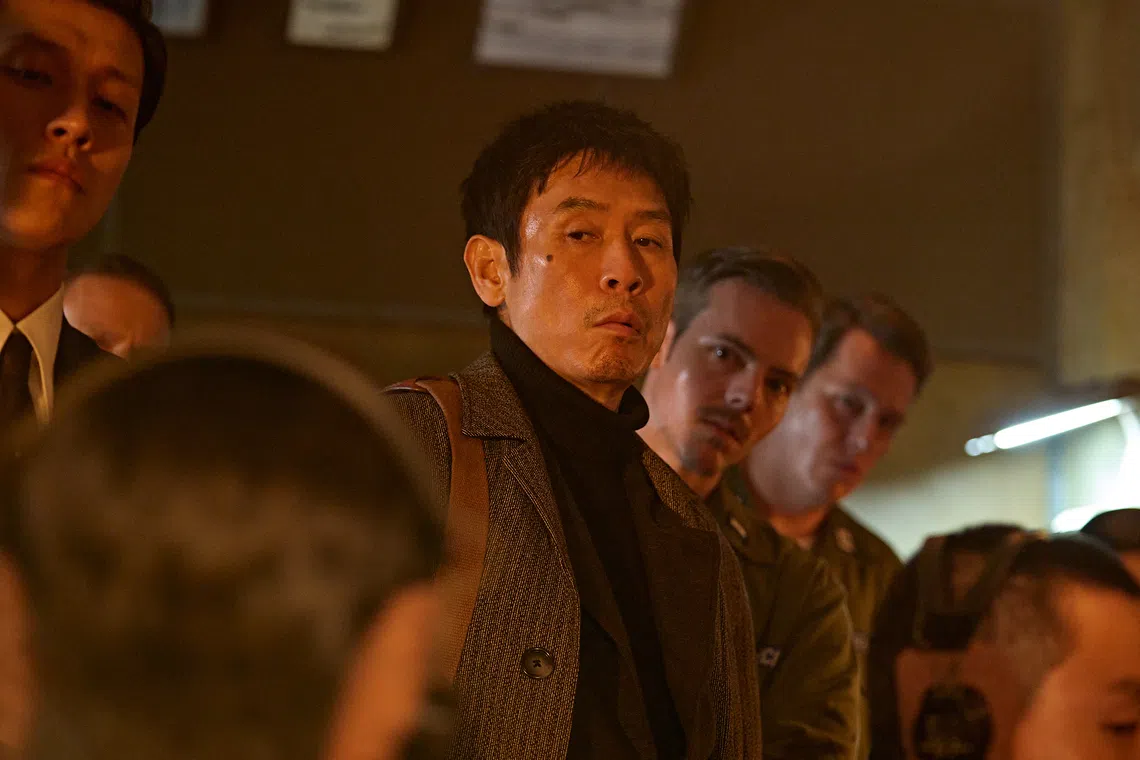 Sul Kyung-gu in Good News.