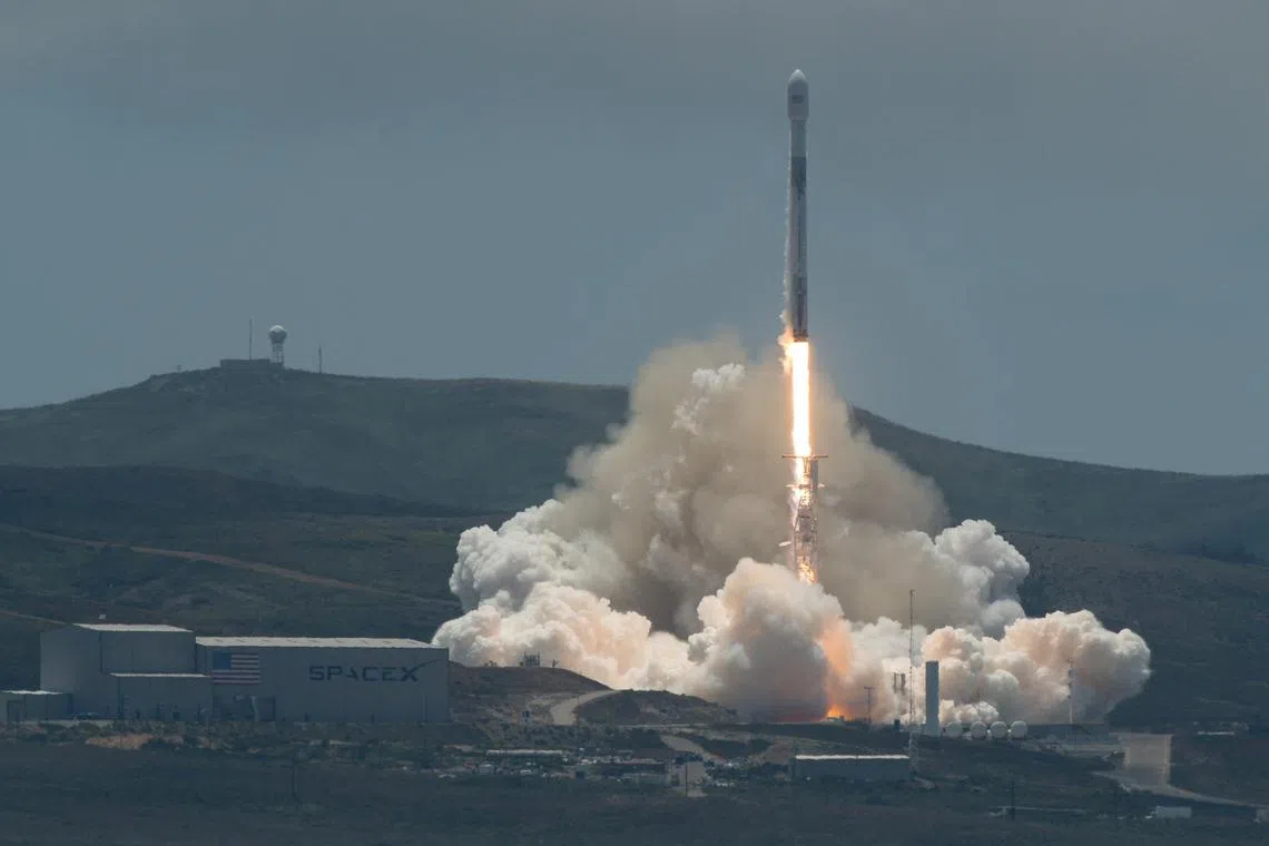 FILE PHOTO: A SpaceX Falcon 9 rocket lifts off carrying the NASA/German Research Centre for Geosciences GRACE Follow-On spacecraft from Space Launch Complex 4E at Vandenberg Air Force Base, California, U.S., May 22, 2018.     NASA/Bill Ingalls/Handout via REUTERS ATTENTION EDITORS - THIS IMAGE WAS PROVIDED BY A THIRD PARTY.  MANDATORY CREDIT/File Photo