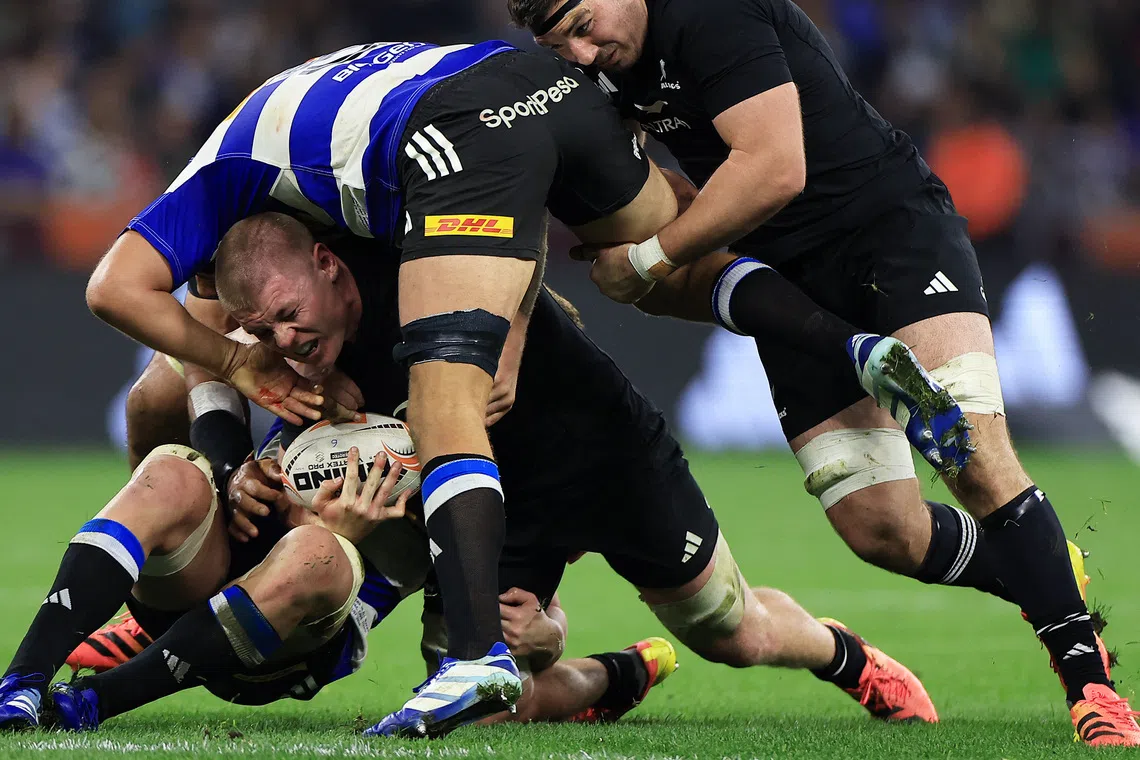 Rugby Union - New Zealand tour of South Africa - Stormers v New Zealand - Cape Town Stadium, Cape Town, South Africa - August 7, 2026 New Zealand's Anton Segner in action with Stormers' Connor Evans REUTERS/Esa Alexander