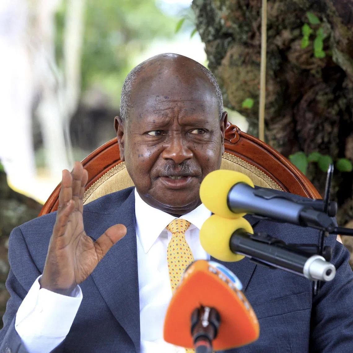 FILE PHOTO: Uganda incumbent and President elect Yoweri Museveni addresses the nation at his country home in Rwakitura, Kirihura district in western Uganda, February 21, 2016. REUTERS/James Akena/File Photo