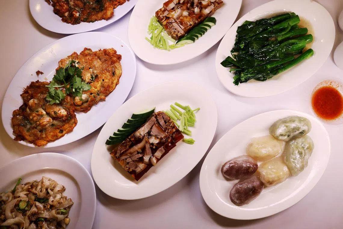 Clockwise from top left: Traditional Fried Oyster Omelette, Pig Trotter Terrine, Kai Lan With Dried Sole Fish, Teochew Crystal
dumplings, Rice Noodle with preserved radish. Chaoshan Xiaochi.