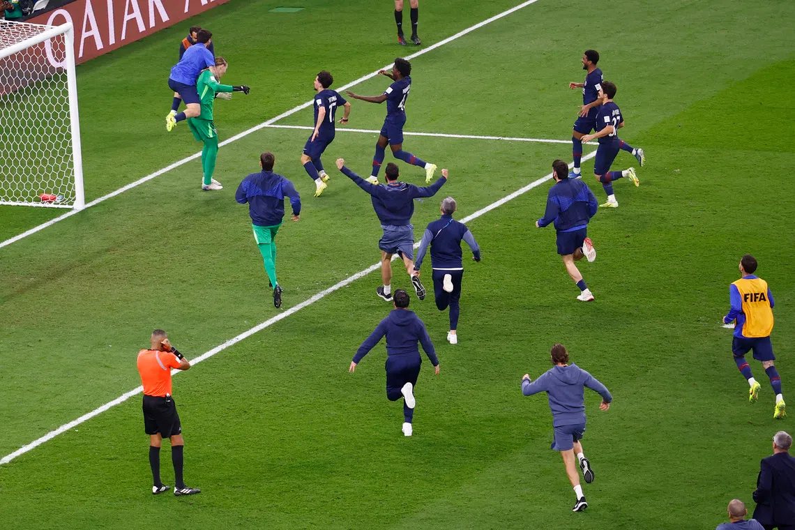 Soccer Football - FIFA Intercontinental Cup - Final - Paris St Germain v Flamengo - Ahmad Bin Ali Stadium, Al-Rayyan, Qatar - December 17, 2025  Paris St Germain's Matvey Safonov celebrates with teammates after winning the penalty shootout REUTERS/Rula Rouhana