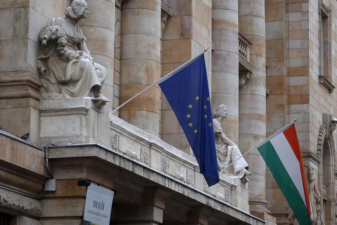 The Hungarian national flag and the flag of the European Union fly on the building of the National Bank of Hungary in Budapest January 10, 2013.      REUTERS/Laszlo Balogh/File Photo