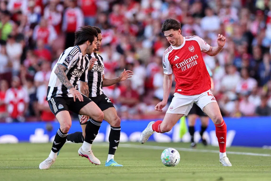 Soccer Football - Premier League - Arsenal v Newcastle United - Emirates Stadium, London, Britain - April 25, 2026 Arsenal's Declan Rice in action with Newcastle United's Sandro Tonali and Jacob Murphy REUTERS/David Klein