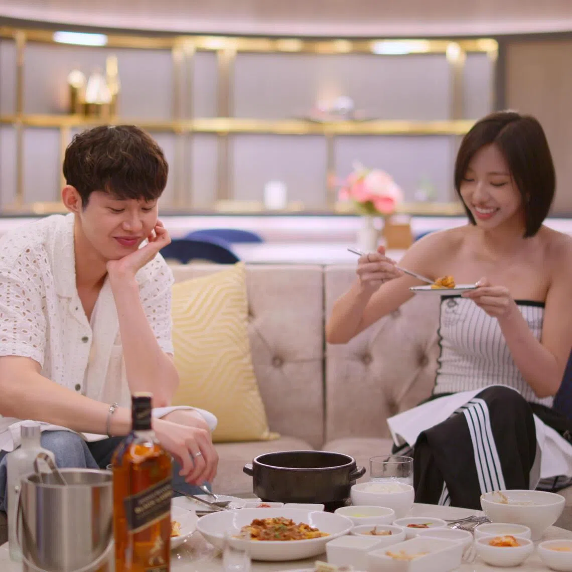 Contestants Sung-min (left) and Go-eun in the Paradise hotel in Single's Inferno 5.