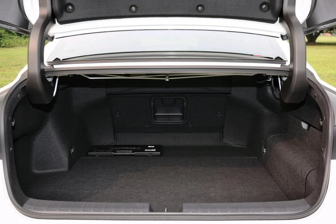 Despite being slightly smaller than the stowage in its electric sibling, the hybrid ES’ cargo compartment will accommodate a bi-fold bicycle with its handle bar intact.