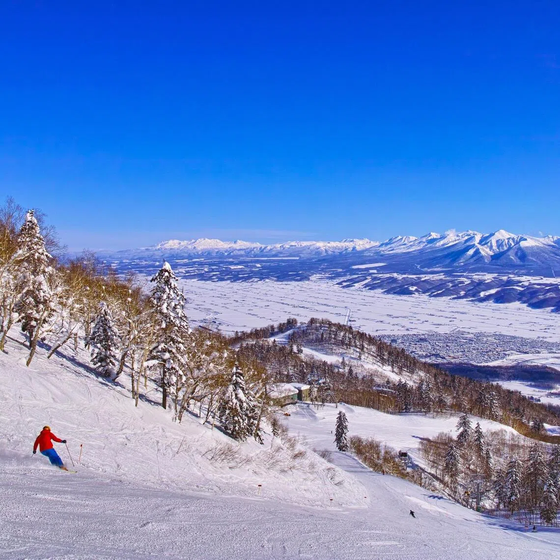 Furano main draw is being significantly quieter and more local than other popular ski hotspots like Niseko, Hokkaido’s de facto powder capital. 