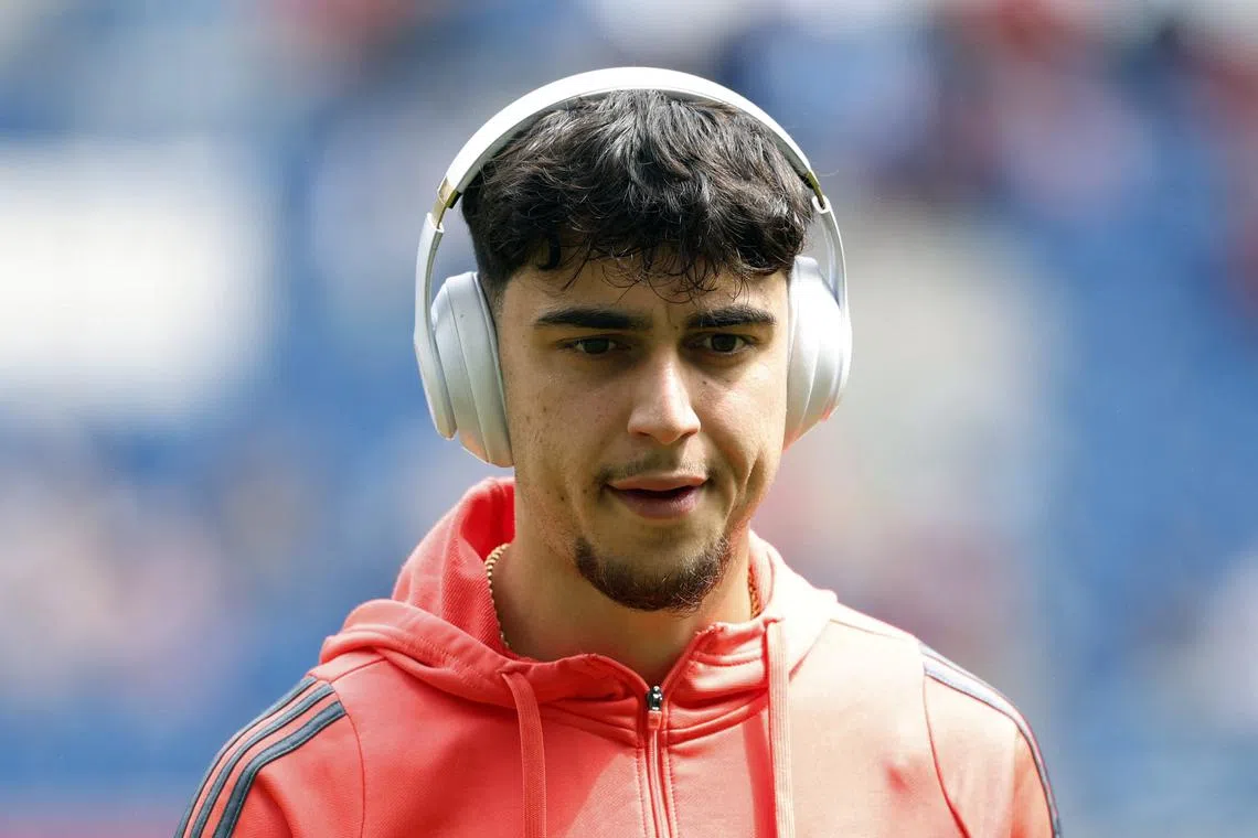 FILE PHOTO: Soccer Football - Bundesliga - TSG 1899 Hoffenheim v Bayern Munich - PreZero Arena, Sinsheim, Germany - May 17, 2025  Bayern Munich's Aleksandar Pavlovic on the pitch before the match REUTERS/Heiko Becker/File Photo