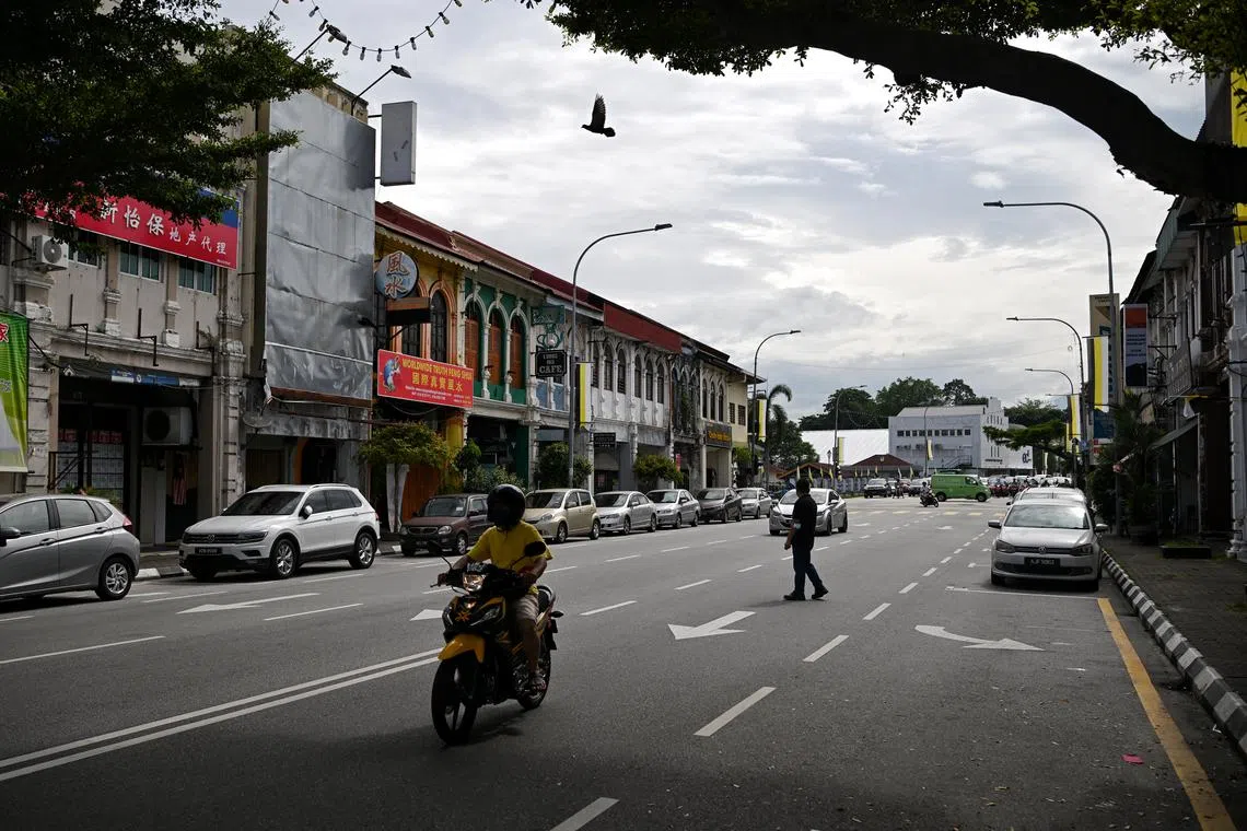 ST20221110_202248435954 Kua Chee Siong/ pixvote/
Generic pix of a relatively quiet campaigning for the Malaysia general elections in Ipoh city on 10 Nov 2022, paling in comparison with past elections where competing party flags would adorn the roads and rallies draw hundreds of attendees.
