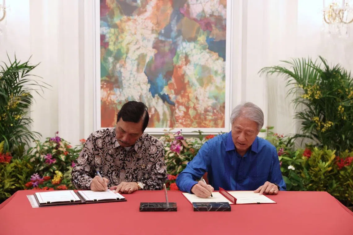 Indonesia’s Coordinating Minister for Maritime Affairs and Investment General Luhut Binsar Pandjaitan (left) and Senior Minister and Coordinating Minister for National Security Teo Chee Hean signing the MOU on Renewable Energy Cooperation.