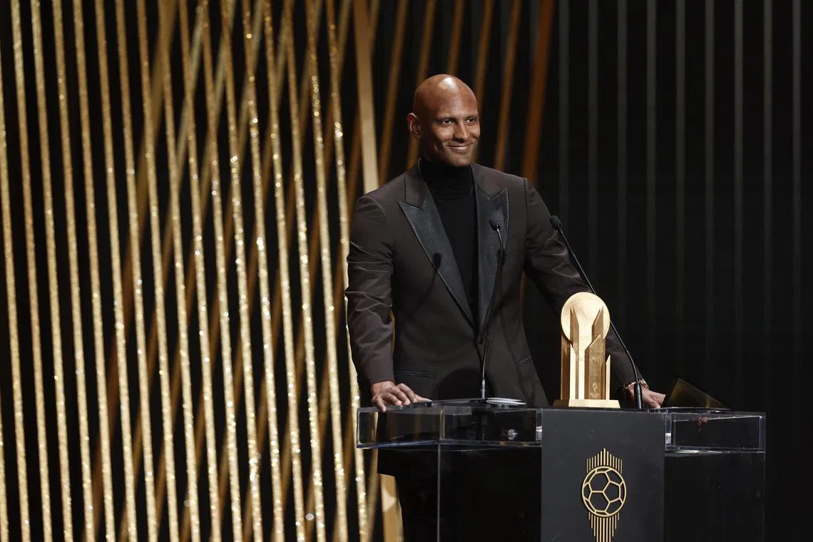 Soccer Football - 2022 Ballon d'Or - Chatelet Theatre, Paris, France - October 17, 2022
Borussia Dortmund's Sebastien Haller presents the Yashin Trophy REUTERS/Benoit Tessier