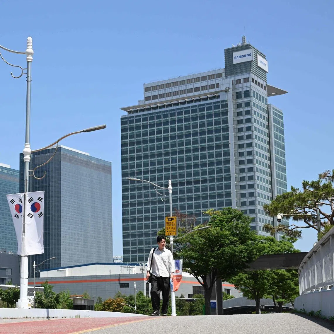 Job seekers are increasingly going after roles at Samsung and SK Hynix, while some cram schools have started courses to help applicants prepare for job interviews at the chip giants.