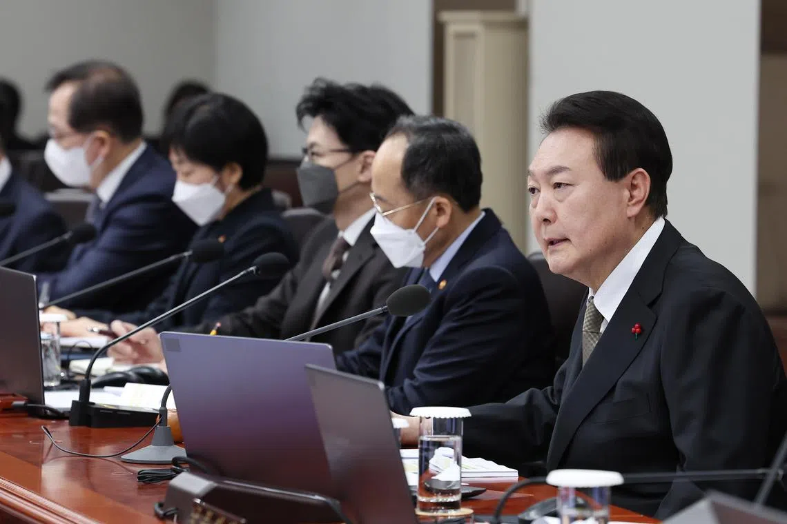 epa10378909 South Korean President Yoon Suk Yeol (R) speaks during a cabinet meeting at the presidential office in Seoul, South Korea, 27 December 2022.  EPA-EFE/YONHAP SOUTH KOREA OUT
