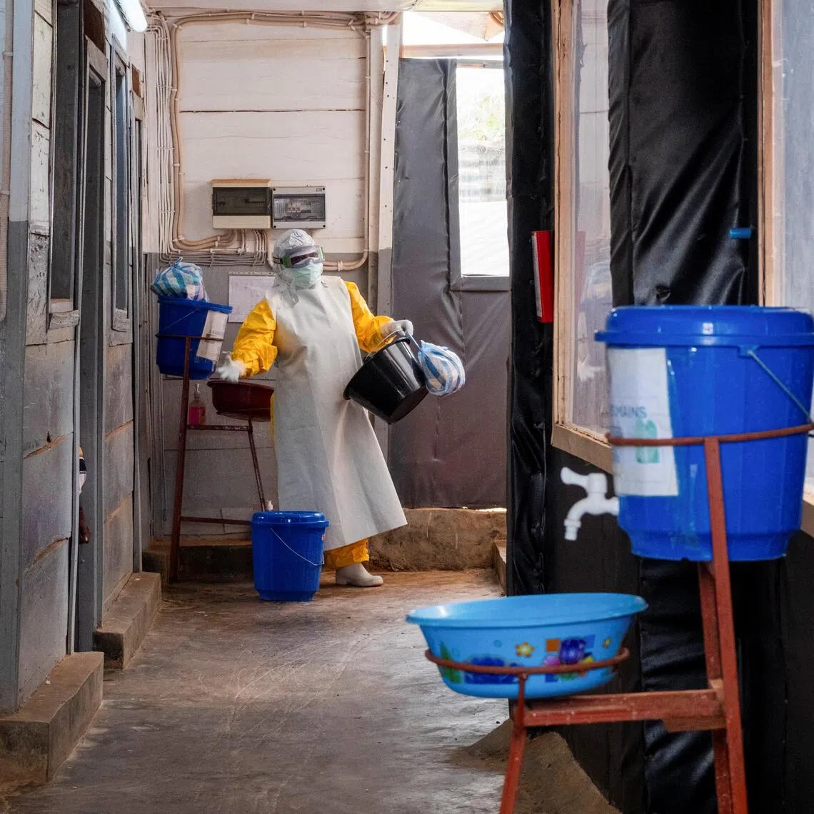 The aid worker’s infection underscores the risks in an epidemic that has sickened hundreds of medical personnel.