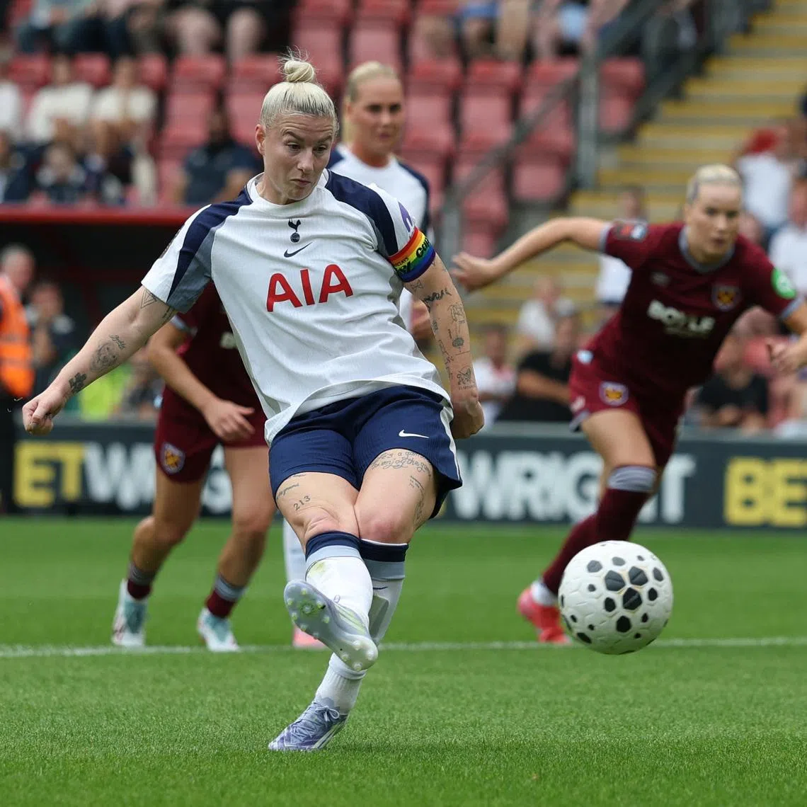 Soccer Football - Women's Super League - Tottenham Hotspur v West Ham United - Brisbane Road, London, Britain - September 7, 2025 Tottenham Hotspur's Bethany England scores their first goal from the penalty spot Action Images via Reuters/Paul Childs