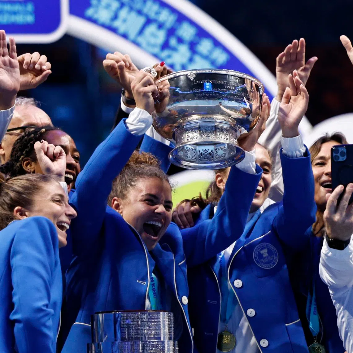 FILE PHOTO: Tennis - Billie Jean King Cup Finals - Final - Italy v United States - Shenzhen Bay Sports Centre Arena, Shenzhen, China - September 21, 2025 Italy's Jasmine Paolini, Lucia Bronzetti, Elisabetta Cocciaretto, Tyra Grant, Sara Errani and captain Tathiana Garbin celebrate with the trophy after winning the final REUTERS/Tingshu Wang/File Photo