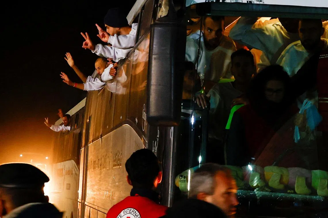 Freed Palestinian prisoners guesture out of the windows as they arrive in a bus after being released from an Israeli jail as part of a ceasefire and a hostages-prisoners swap deal between Hamas and Israel, in Khan Younis in the southern Gaza Strip, February 27, 2025. REUTERS/Hatem Khaled
