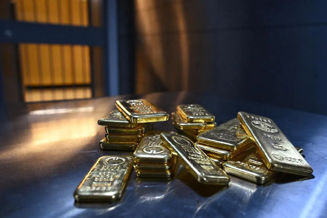 Suspects escaped with 21 trays of gold weighing about 15kg.