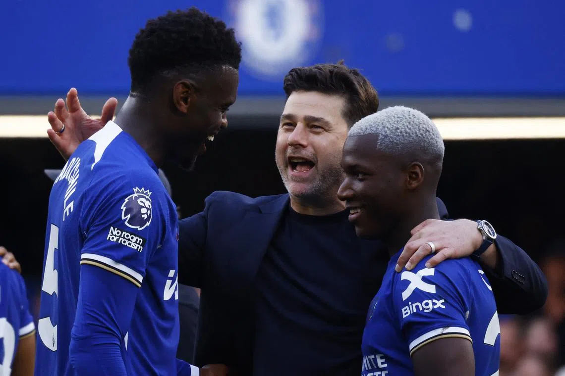 Soccer Football - Premier League - Chelsea v AFC Bournemouth - Stamford Bridge, London, Britain - May 19, 2024  Chelsea manager Mauricio Pochettino, Benoit Badiashile and Moises Caicedo celebrate after the match Action Images via Reuters/John Sibley