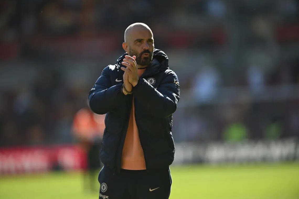 epa12013910 Chelsea manager Enzo Maresca applauds their fans at full time during the English Premier League soccer match between Brentford FC and Chelsea FC, in Brentford, Britain, 06 April 2025. EPA-EFE/DANIEL HAMBURY EDITORIAL USE ONLY. No use with unauthorized audio, video, data, fixture lists, club/league logos, 'live' services or NFTs. Online in-match use limited to 120 images, no video emulation. No use in betting, games or single club/league/player publications.