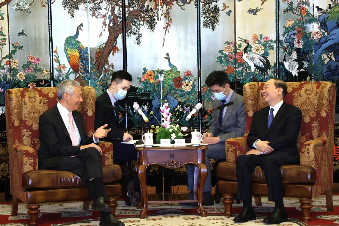 PM Lee Hsien Loong with Guangdong Party Secretary Huang Kunming at the Guangdong Foreign Affairs Service Centre on March 29.