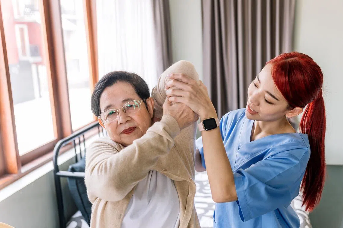 A frozen shoulder affects a patient’s range of motion. Physiotherapy can help.
