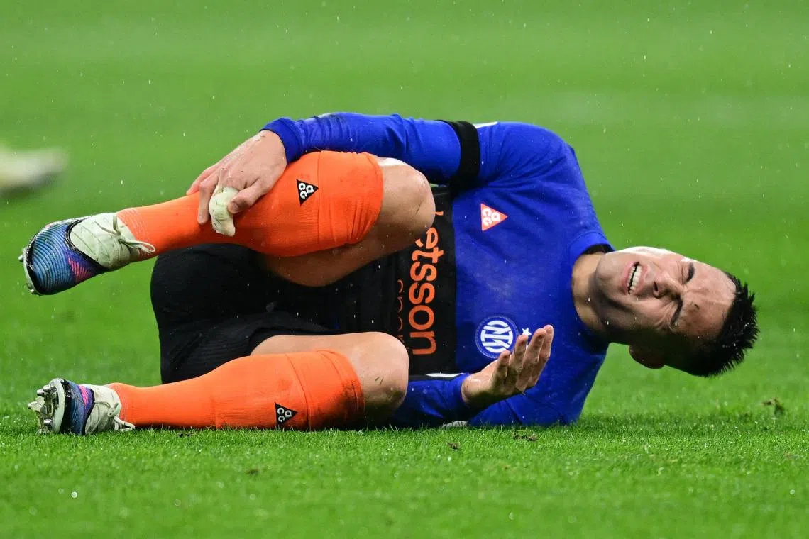 Soccer Football - Serie A - Inter Milan v Pisa SC - San Siro, Milan, Italy - January 23, 2026 Inter Milan's Lautaro Martinez reacts on the ground during the match REUTERS/Daniele Mascolo