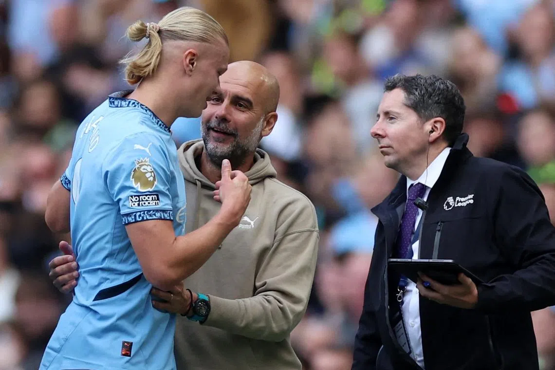 Soccer Football - Premier League - Manchester City v Ipswich Town - Etihad Stadium, Manchester, Britain - August 24, 2024 Manchester City manager Pep Guardiola reacts with Erling Haaland after he was substituted REUTERS/Phil Noble