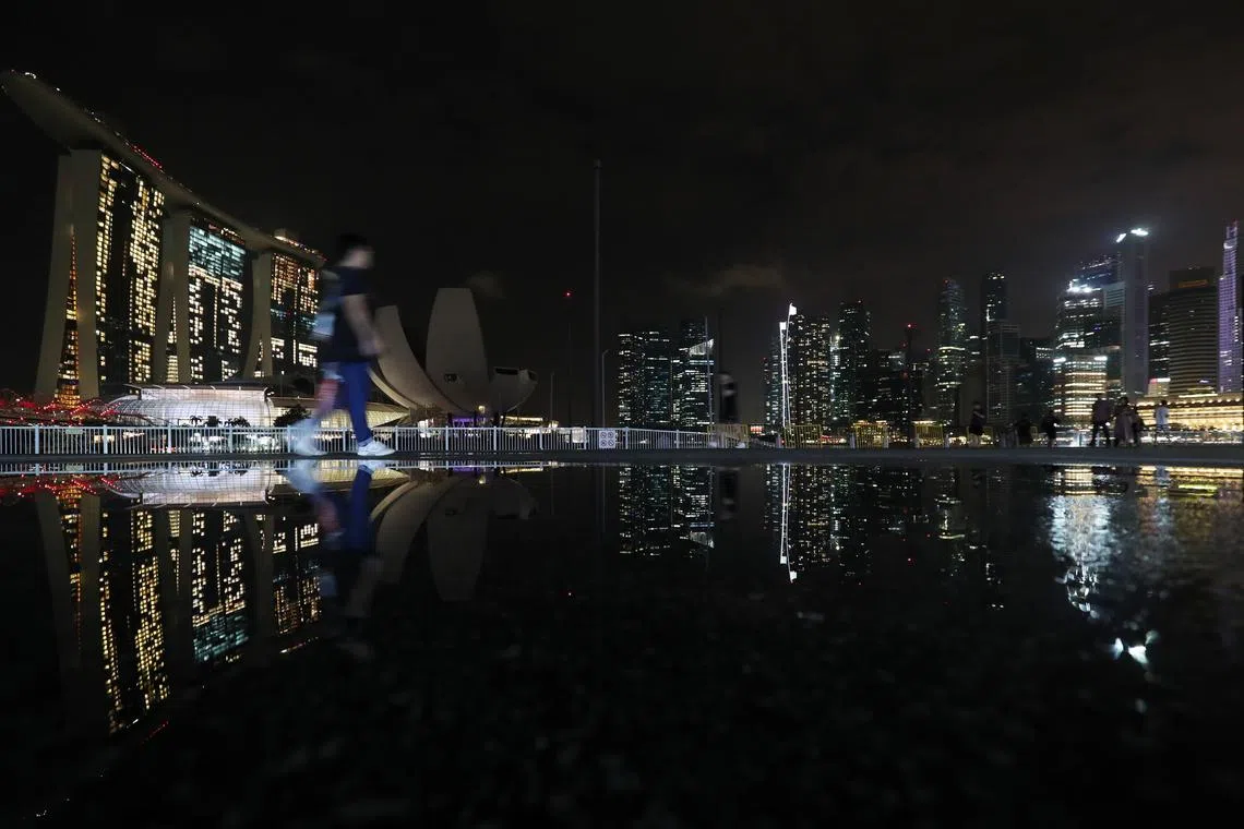 Some landmarks of the Singapore skyline in Bayfront went dark in support of Earth Hour.  