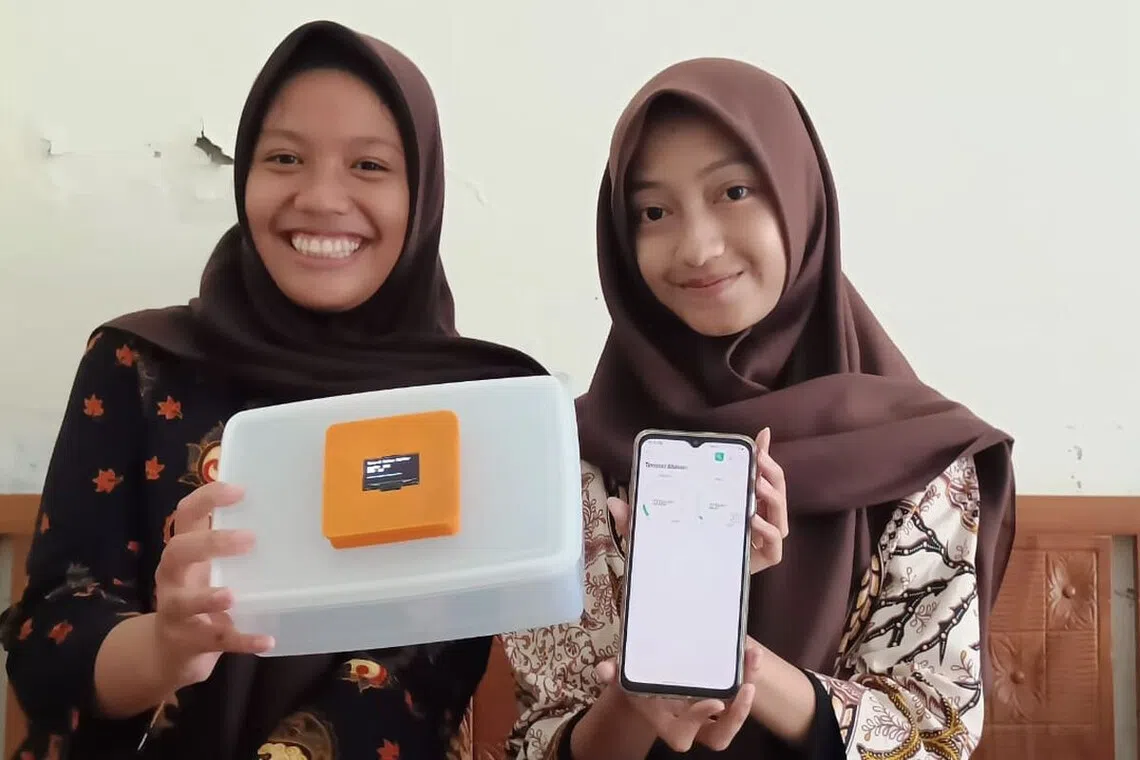Alya Meisya and Felda Triana showcase their smart lunchbox and app designed to detect spoiled food on Oct 2, 2025. Their invention aims to prevent food poisoning linked to the government’s free meals program.