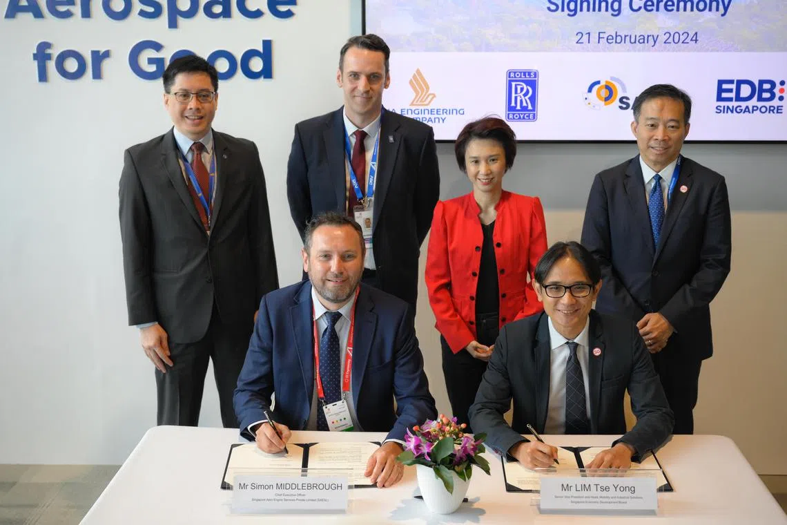 Singapore Aero Engine Services Private Limited's CEO Simon Middlebrough (bottom left) and Senior Vice President of Singapore Economic Development Board (EDB) Lim Tse Yong shake hands after signing an MOU. They were witnessed by (top row from left) SIA Engineering Company CEO Chin Yau Seng, Rolls-Royce's Director of Global Aftermarket Operations Paul Keenan, Minister of State Low Yen Ling and EDB Chairman Png Cheong Boon on Feb 21.