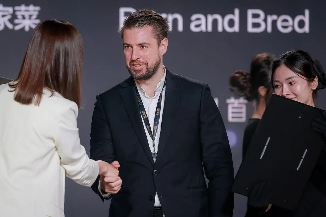 Kirk Westaway receives an award from Hong Kong Actress Charmaine Sheh. His restaurant, Jaan by Kirk Westaway, received two diamonds.  