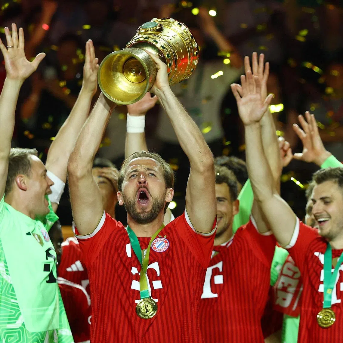 Soccer Football - DFB Cup - Final - Bayern Munich v VfB Stuttgart - Olympiastadion, Berlin, Germany - May 23, 2026 Bayern Munich's Harry Kane lifts the trophy as he celebrates winning the DFB Cup with teammates REUTERS/Lisi Niesner