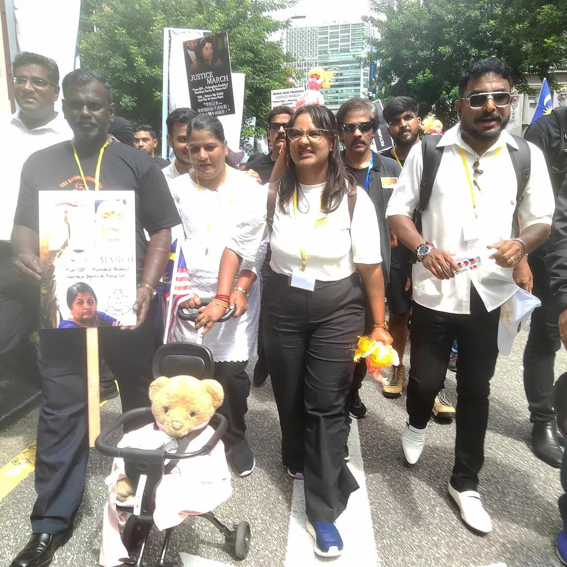 mmteddy - Indira Gandhi, accompanied by her two children and supporters walk to Federal police headquarters to hand over a teddy as a symbolic plea to the Inspector General of Police Mohd Khalid Ismail to locate her youngest daughter Prasana, Nov 22, 2025. 


ST PHOTO: MUZLIZA MUSTAFA