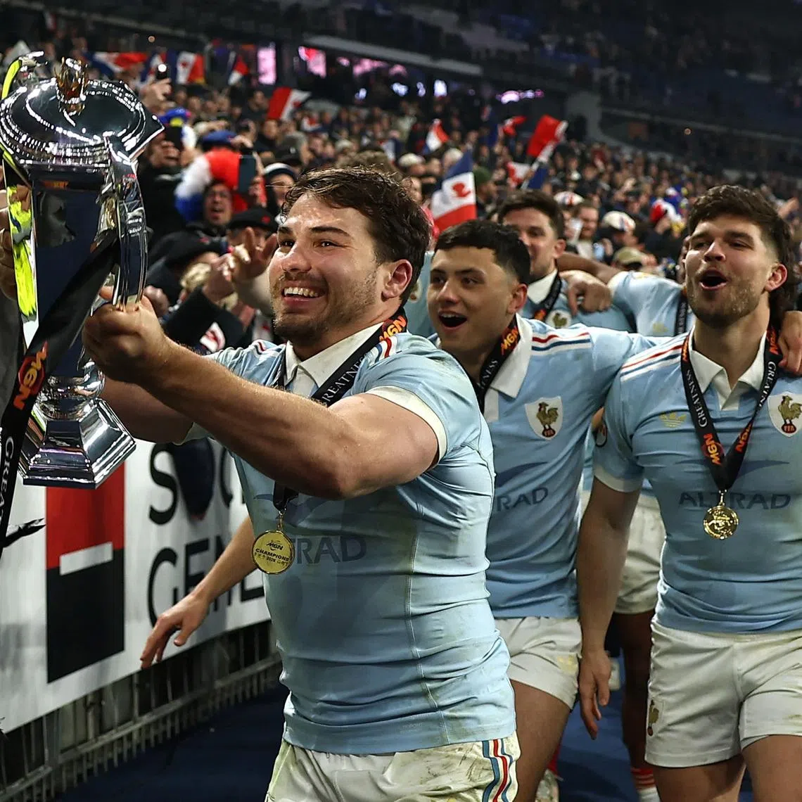 Rugby Union - Six Nations Championship - France v England - Stade de France, Saint-Denis, France - March 14, 2026 France's Antoine Dupont celebrates with the Six Nations trophy with teammates after winning the Championship REUTERS/Gonzalo Fuentes