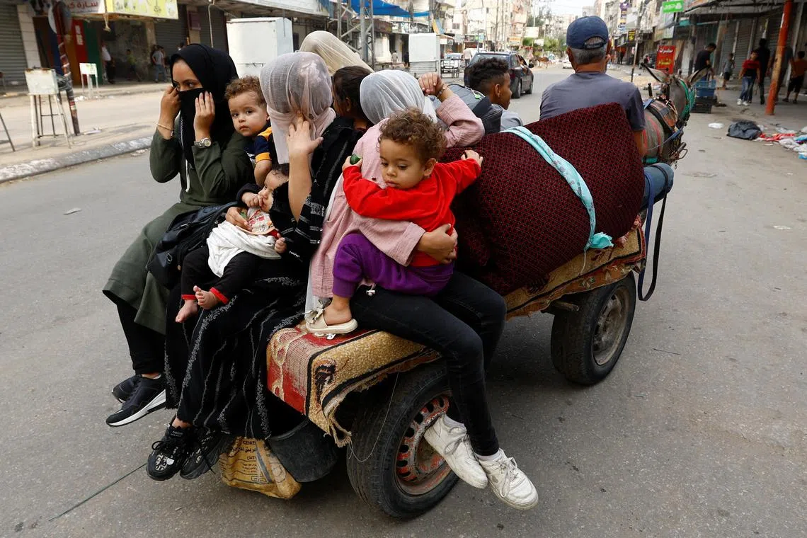 Palestinians flee their homes, amid Israeli strikes, in Khan Younis, southern Gaza Strip October 10, 2023. REUTERS/Ibraheem Abu Mustafa