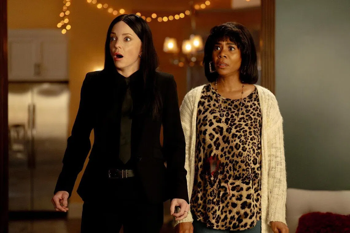 Anna Faris (left) and Regina Hall in Scary Movie.