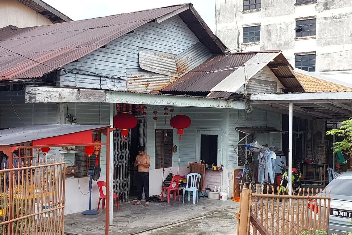 azvillage - A fourth generation resident of Sungai Way Chinese New Village outside his home.

ST PHOTO: Azril Annuar