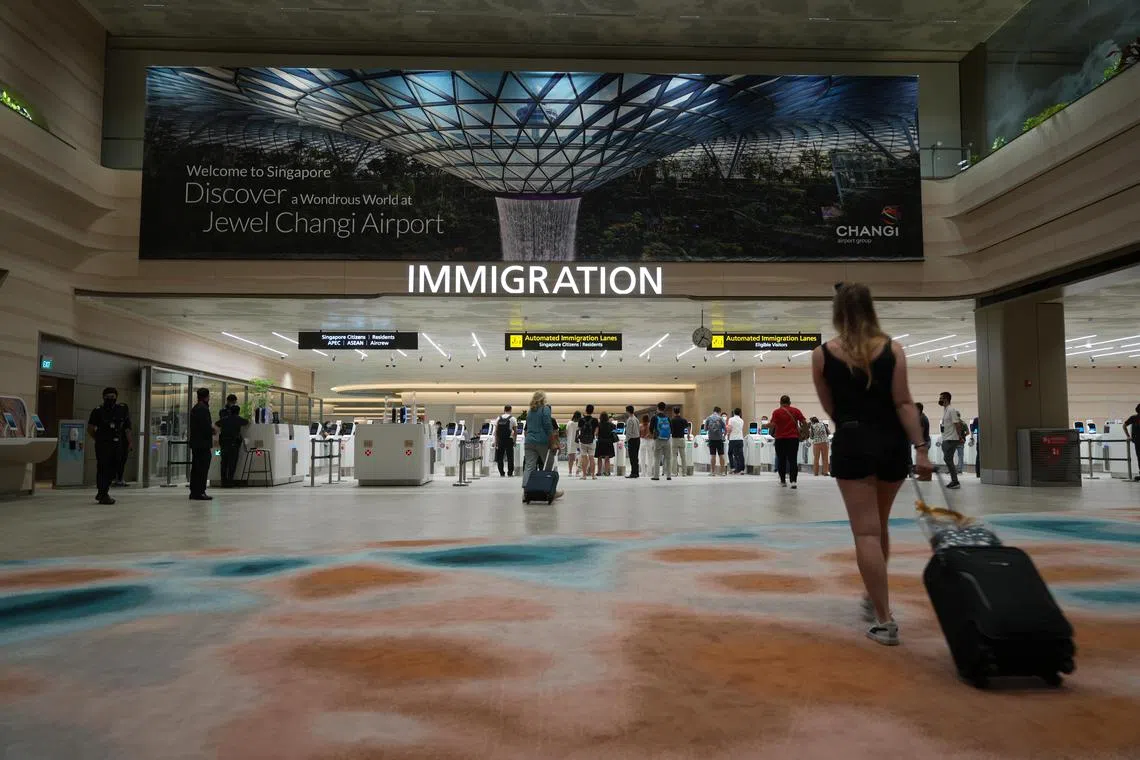 关闭两年的樟宜机场第二搭客大厦（T2）于2022年5月26日和27日试行运作，为重新迎接旅客做好准备。翻新后的樟宜机场第二搭客大厦空间更大，南侧抵境厅的自动通关通道从原本的八个增至34个，包括六个特别通道。