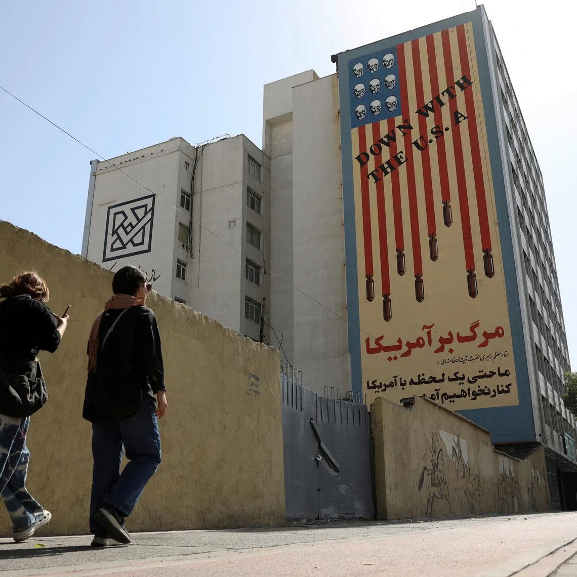 FILE PHOTO: People walk past an anti-US mural on a street in Tehran, Iran, June 5, 2025. Majid Asgaripour/WANA (West Asia News Agency) via REUTERS/File Photo